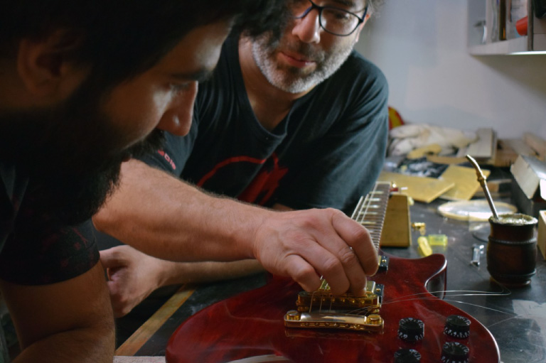 Curso de mantenimiento y calibración de guitarras eléctricas.