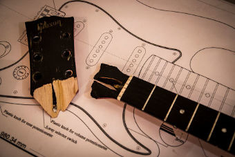 Guitarra en reparación.