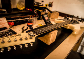 Construcción de guitarras y bajos eléctricos.